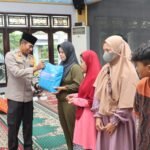 Kapolres Karangasem Ngicen Bingkisan majeng Anak Ubuh (Yatim) ring Masjid Marhaban Polres Karangasem