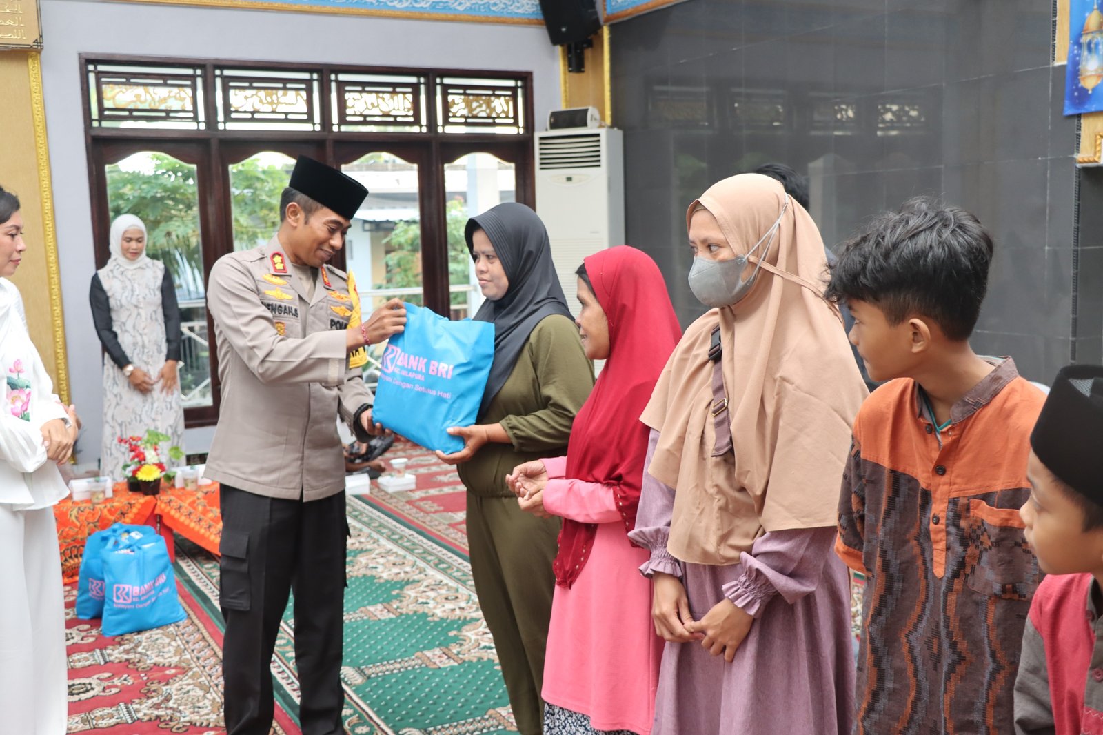 Kapolres Karangasem Ngicen Bingkisan majeng Anak Ubuh (Yatim) ring Masjid Marhaban Polres Karangasem